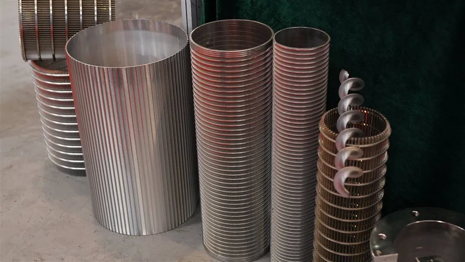 Udstanset plade kompositnet filterelement